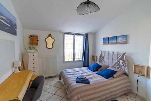 La Closerie du Chêne Bleu في Saint-Caprais-de-Blaye: غرفة نوم فيها سرير ومكتب