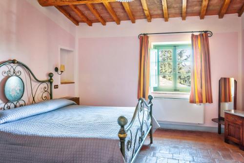 a bedroom with a bed and a window at Hotel Borgo Casabianca in Serre di Rapolano