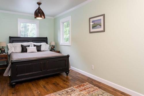 Säng eller sängar i ett rum på Luxury Cottage just 5 miles to downtown Asheville