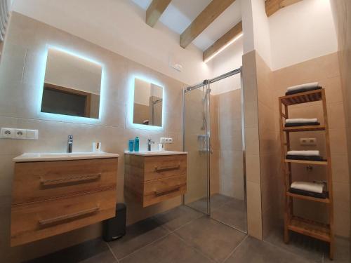 Et badeværelse på Alpen Appartements Viehhofen