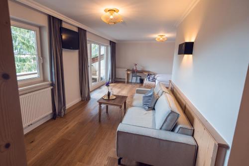 Uma área de estar em Alpine Hideaway ZILLERTALERHOF - 4 Sterne Superior