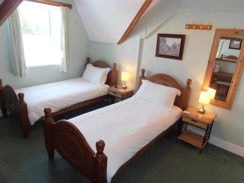 Säng eller sängar i ett rum på Meadowlea Guest House