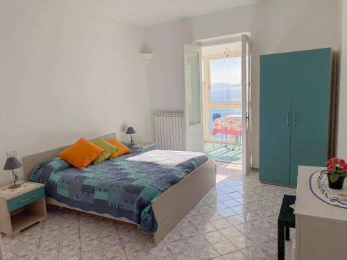 una camera con letto e vista sull'oceano di Ravello view a Ravello