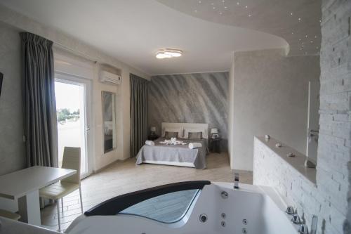 Ένα ή περισσότερα κρεβάτια σε δωμάτιο στο BlueBay Residence Resort