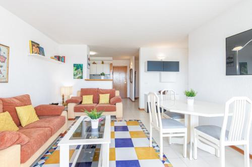 een woonkamer met een bank en een tafel bij Apart-rent Apartament Port Grec 0157 in Empuriabrava