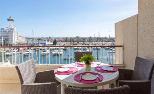Apart-rent Apartamento Port Grec 0157 con vista al canal y al mar
