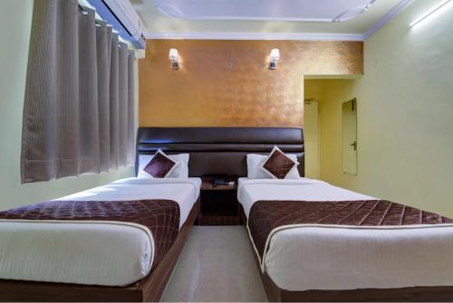 パトナーにあるHOTEL GARDEN VILLAのベッドが2つあるホテルの部屋にベッドが2つある sidx sidx sidx