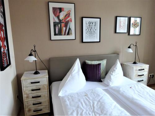 Uma cama ou camas num quarto em Hotel Pension Zur Fährbrücke