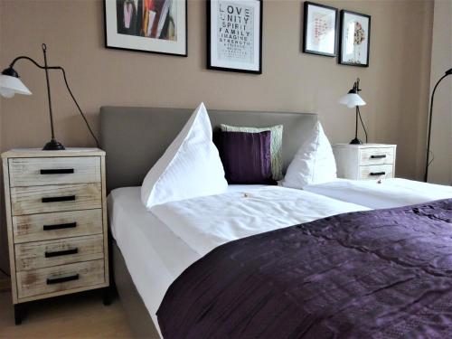 Uma cama ou camas num quarto em Hotel Pension Zur Fährbrücke
