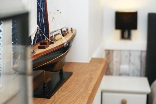 une maquette de bateau posée sur une table dans l'établissement Grand Apartments - Anchor Apartament Sopot, à Sopot