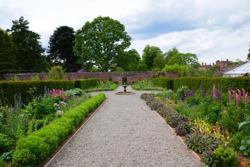Κήπος έξω από το Netherby Hall