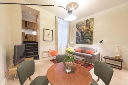 un salon avec une table et un canapé dans l'établissement Up & Down, à Paris