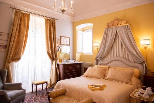 ロッカ・サン・ジョヴァンニにあるCasa Isabella B&Bのベッドルーム1室(ベッド1台、椅子、窓付)