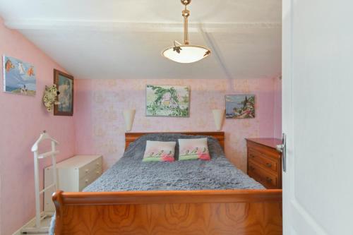 1 dormitorio con 1 cama con paredes de color rosa en Maison de 2 chambres avec jardin clos et wifi a Villenauxe la Grande, en Villenauxe-la-Grande