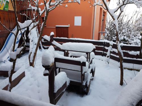Legányi Apartmanház en invierno