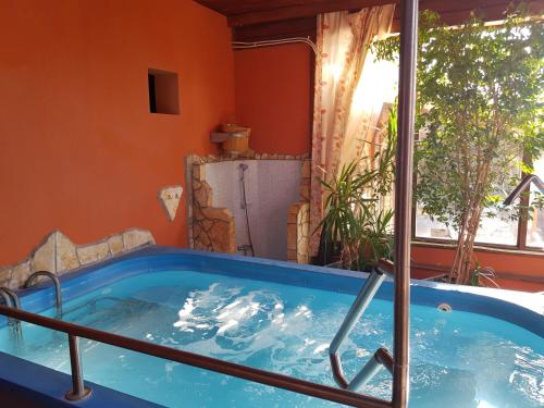 Piscina en o cerca de Legányi Apartmanház