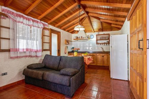 Kuchyňa alebo kuchynka v ubytovaní Charming House in Buenavista del Norte with Shared Pool