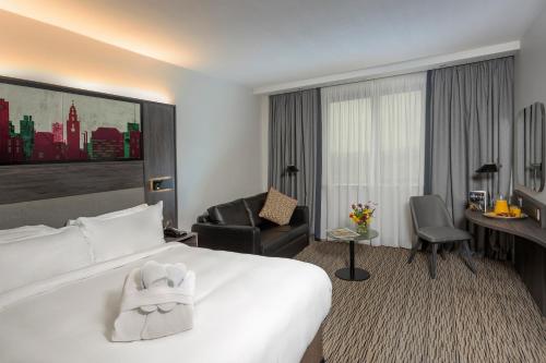 Un ou plusieurs lits dans un hébergement de l'établissement Radisson Blu Hotel Dublin Airport