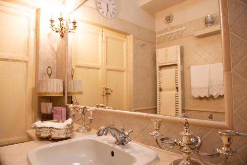 a bathroom with a sink and a mirror at Casa Isabella B&B in Rocca San Giovanni