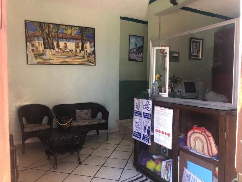 a room with two chairs and a table in a room at San Pablo in Pátzcuaro