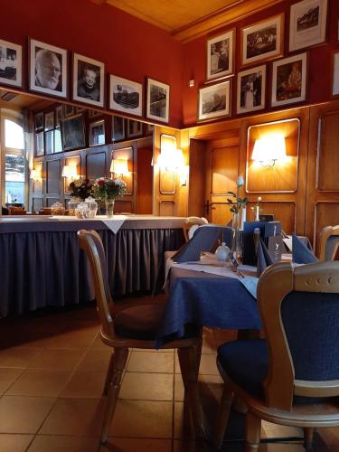 uma sala de jantar com uma mesa e um bar em Restaurant & Hotel Zur Falkenhöhe em Falkenau