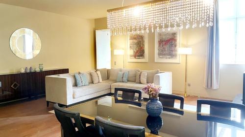 Ruang duduk di Lisbon Finestay 8 Building Apartments