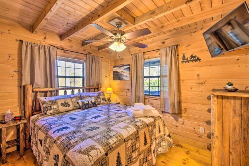 um quarto com uma cama num chalé de madeira em Creekside Cabin in the Blue Ridge Mountains! em Blue Ridge