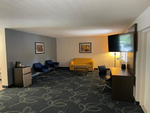 une chambre d'hôtel avec un canapé jaune et des chaises dans l'établissement The Historic Brookdale Lodge, Santa Cruz Mountains, à Brookdale