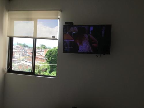 Una televisión o centro de entretenimiento en ApartaSol 308 A