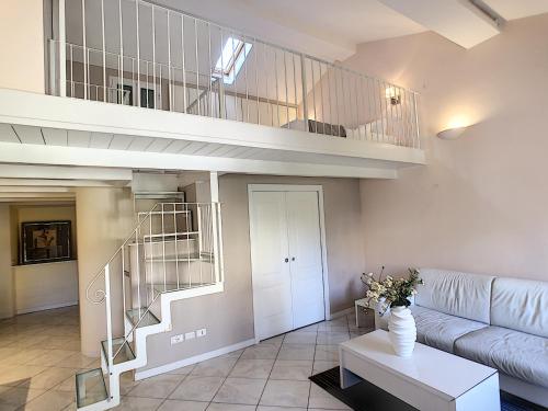 un salon avec un escalier et un canapé dans l'établissement Nestor&Jeeves - LE DUPLEX - Central - Very close sea, à Nice