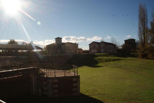a view of a farm with the sun in the sky at Ostello Dei Concari in Governolo