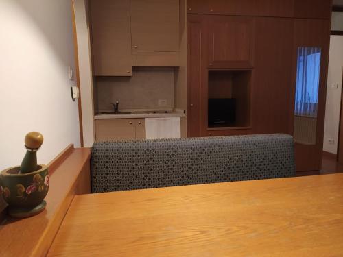 NRH Laurin Karersee في نوفا ليفانتي: غرفة معيشة مع أريكة ومطبخ
