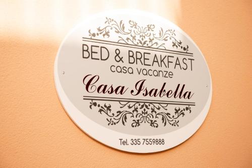 un plato con un cartel de boda en una pared en Casa Isabella B&B, en Rocca San Giovanni