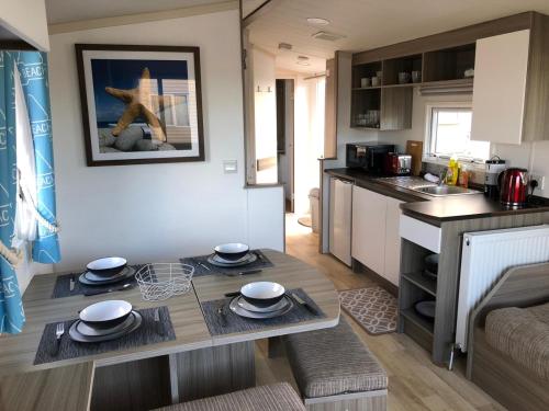 Lovely 2-Bed Static Caravan in Rhyl – Photos 2