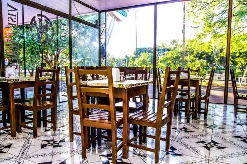 Un restaurante o sitio para comer en Visk Palace Hotel e Restaurante