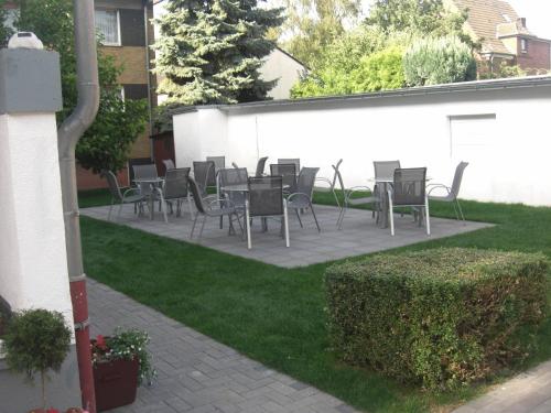 a group of chairs and tables in a yard at Centralhotel Ratingen in Ratingen