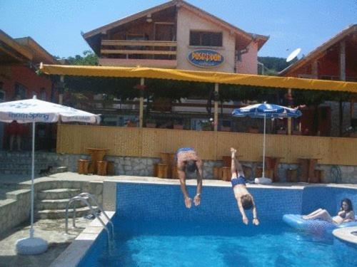 Bazén v ubytování Hotel Poseidon nebo v jeho okolí