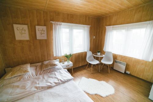 Una cama o camas en una habitación de RabaPark- Domki Pod Krakowem