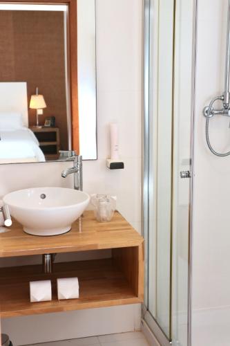 Ένα μπάνιο στο Amazonia Estoril Hotel