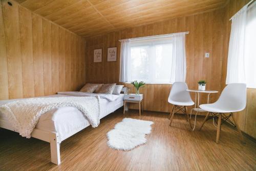 Una cama o camas en una habitación de RabaPark- Domki Pod Krakowem