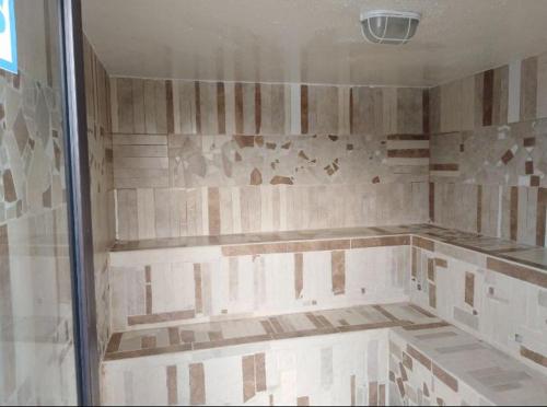 una ducha en una habitación que está siendo remodelada en ApartaSol 308 A, en La Tebaida