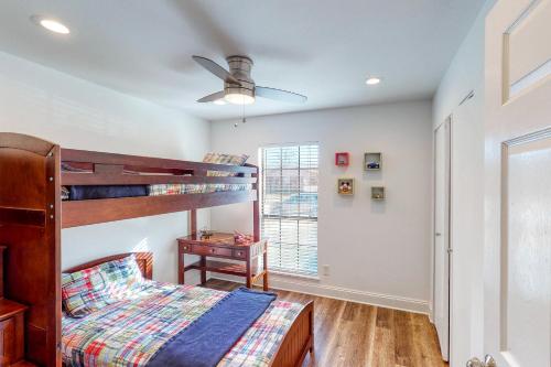 מיטה או מיטות קומותיים בחדר ב-Fun Times in the Colony