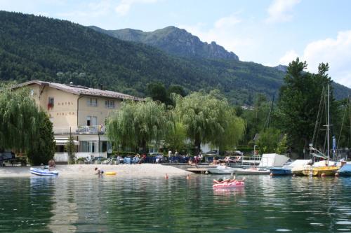 Foto dalla galleria di Hotel La Piroga a Calceranica al Lago