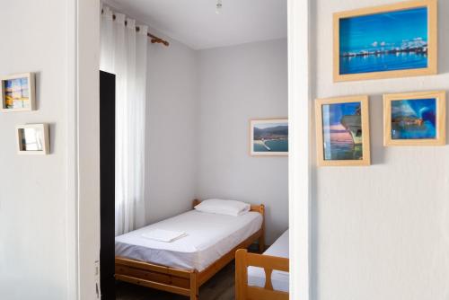 Sarafos Apartment Stavros Rooms 객실 침대