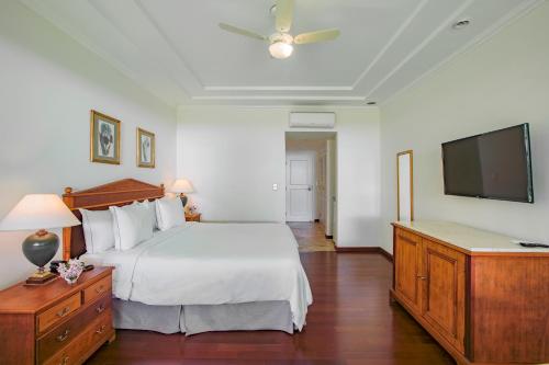 a bedroom with a bed and a flat screen tv at Hotel Fazenda Dona Carolina in Itatiba