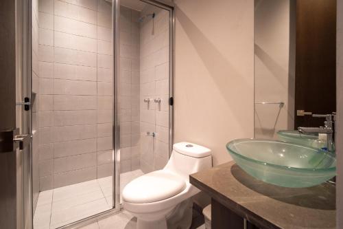 Et badeværelse på PENINSULA STAYS 2 BR Designer Apartment & 200 MB FAST WIFI New Listing!