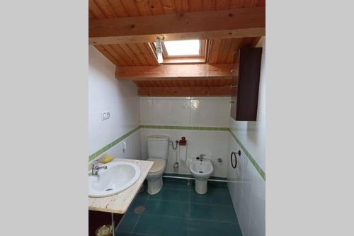 y baño con lavabo y aseo. en Casa da Costa - Apartamento con vistas al mar, en Cedeira