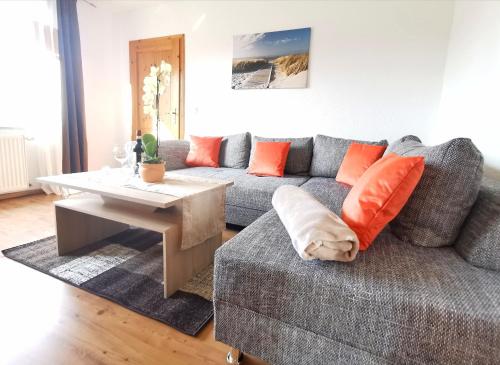 a living room with a couch and a table at Ferienwohnung An den Tannen in Bartelshagen