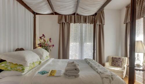 מיטה או מיטות בחדר ב-Garden House Bed and Breakfast