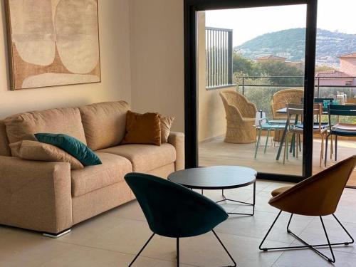 a living room with a couch and a table at Résidence Storia d'Estate in LʼÎle-Rousse